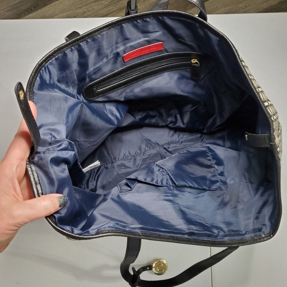 Tommy Hilfiger Lrg Cream & Black Pebbled Imitation Leather Logo Shoulder… - Picture 6 of 10